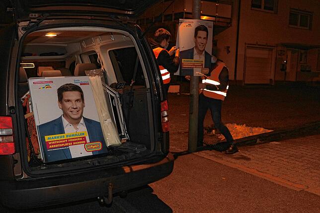 Im Familienwagen warten viele Plakate darauf, in Stockach verteilt zu werden.