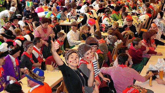 Gute Stimmung nach dem Narrentreffen mit Umzug durch das Dorf am kommenden Sonntag wieder in der Benzenburghalle erwartet. Archivbilder: ...