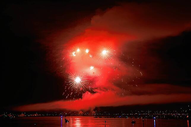 Bild 45: Konstanzer Seenachtfest 2024 - Jetzt knallt's! Das Feuerwerk am Bodensee bringt Zuschauer zum Staunen