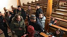 Nach dem Gottesdienst an Heiligabend verweilen die Gemeindemitglieder vom Tal noch bei einem geselligen Umtrunk in der Kirche. ...