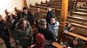 Nach dem Gottesdienst an Heiligabend verweilen die Gemeindemitglieder vom Tal noch bei einem geselligen Umtrunk in der Kirche. ...