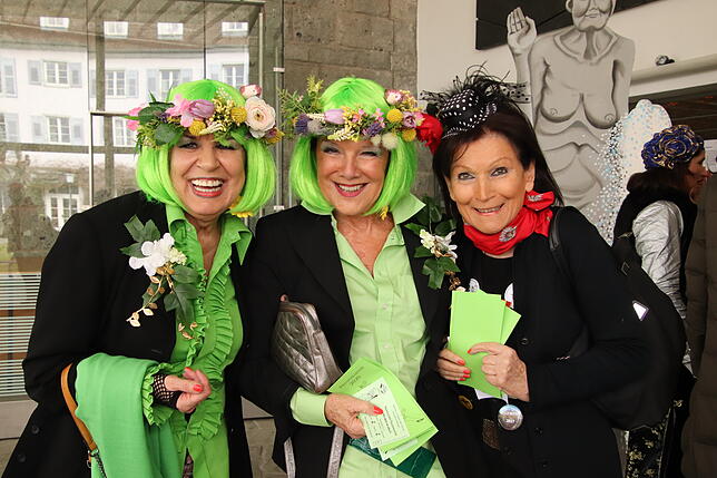 Bild 6: Der Frauenkaffee 2020: Die Besucherinnen bei der Premiere im Kursaal