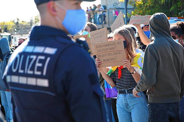 Bild 1: Klare Kante gegen Querdenker &ndash; und der Versuch, mit ihnen zu sprechen: So lief der zweite Tag des großen Demowochenendes