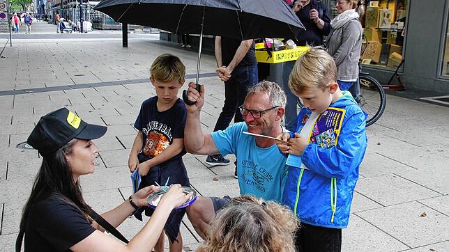 Der Aktionstag am Samstag in der Innenstadt bot den Passanten so manche Überraschung: Bei den Improsingers dachten sich Peter Müller und ...