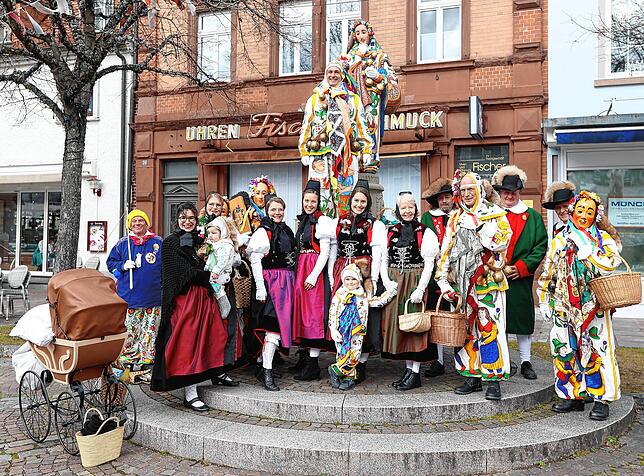 Die Narren am Hanselbrunnen: Zeit für ein Erinnerungsfoto.