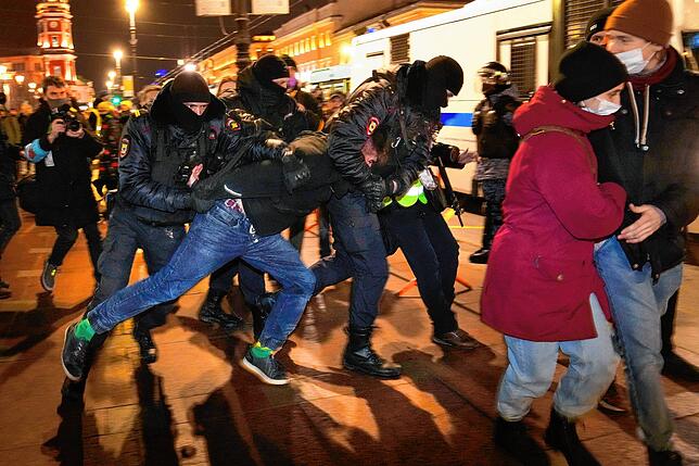 Polizisten nehmen am 24. Februar Demonstranten fest während einer Demonstration gegen den Angriff Russlands auf die Ukraine.