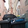 Um Situationen wie hier geht es: Die schmale Gasse zum Münsterplatz ist mit Mülleimern teils belegt. Der Gemeinderat will das nicht mehr ...