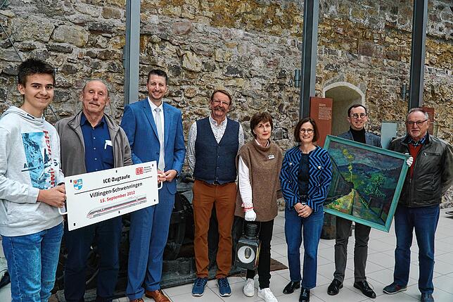 Sie haben eine spezielle Ausstellung zum 150. Geburtstag der Schwarzwaldbahn vorbereitet: Praktikant Bogdan Mezei (von links), Hermann ...