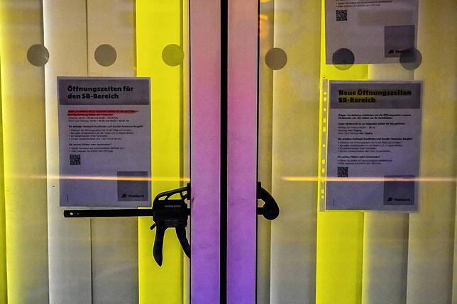 Mit Informationsschriften weist die Post auf die neuen Öffnungszeiten hin.