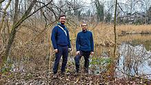 Jarid Zimmermann vom Konstanzer BUND und Theo Nägele vom Landschaftserhaltungsverband (von links) am unscheinbaren Weiher im Turbenried. ...