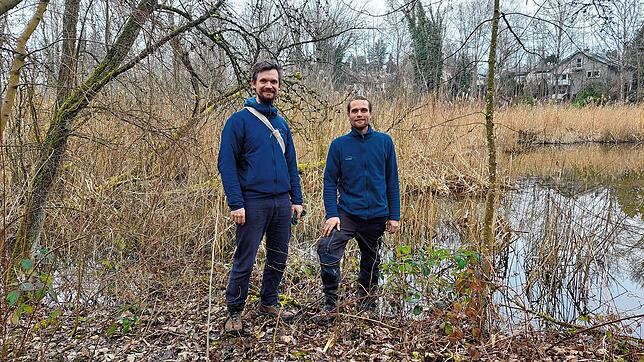 Jarid Zimmermann vom Konstanzer BUND und Theo Nägele vom Landschaftserhaltungsverband (von links) am unscheinbaren Weiher im Turbenried. ...