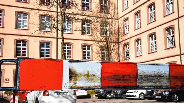 Eine Schranke blockiert die Zufahrt auf den Parkplatz der Villinger Karl-Brachat-Realschule. Ab Dienstag findet hier und in allen ...