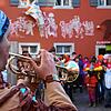 Fasnacht an der frischen Luft: Der Platz vor dem Zunfthaus wird am Fasnetsonntag zur Bühne für das Narrenspiel der Narrizella Ratoldi. ...