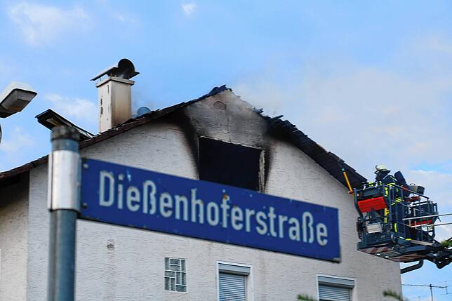 Die Feuerwehr Bräunlingen bekämpft am Mittwochmorgen einen Gebäudebrand in einem Wohngebäude Ecke Dießenhoferstraße/ Gießnaustraße. Der ...
