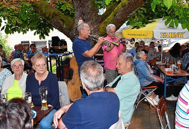 Vor allem im Sommer im Biergarten spielten die Musiker gerne auf, hierfür nahmen sie auch weite Wege auf sich. Wie Peter Maucher an der ...