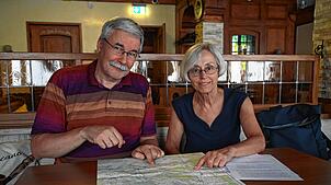 Thomas Feer und Rosi Drayer, Vorsitzende des Vereins Nördlich Lägern ohne Tiefenlager (Loti), im Hohentengener Café Gelo.