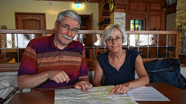 Thomas Feer und Rosi Drayer, Vorsitzende des Vereins Nördlich Lägern ohne Tiefenlager (Loti), im Hohentengener Café Gelo.