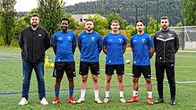 Die Neuzugänge des FV Möhringen mit Verantwortlichen des Vereins (von links): Jannik Reichmann (Vorstand Sport), Sheriff Bah (Trainer), ...