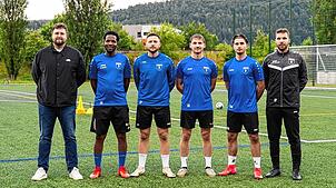 Die Neuzugänge des FV Möhringen mit Verantwortlichen des Vereins (von links): Jannik Reichmann (Vorstand Sport), Sheriff Bah (Trainer), ...