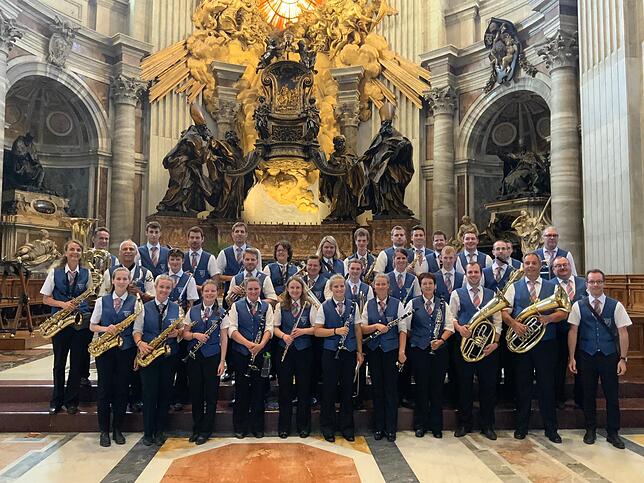 Ergreifender Moment für die Musiker: Sie spielen bei einer Messe als musikalische Begleitung im weltberühmten Petersdom.