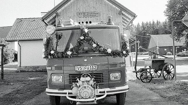 Zum 100-jährigen Bestehen der Feuerwehr Unterbränd wurde das alte Gerätehaus komplett renoviert und mit einem größeren Tor versehen, ...