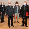 Eine Urkunde und die Ehrennadel in Gold gibt es in kleiner Runde mit Maske (v.l.): Hans-Peter Storz, Berthold Jörke, Harry Falk, Susanne ...