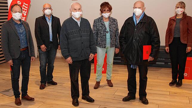 Eine Urkunde und die Ehrennadel in Gold gibt es in kleiner Runde mit Maske (v.l.): Hans-Peter Storz, Berthold Jörke, Harry Falk, Susanne ...