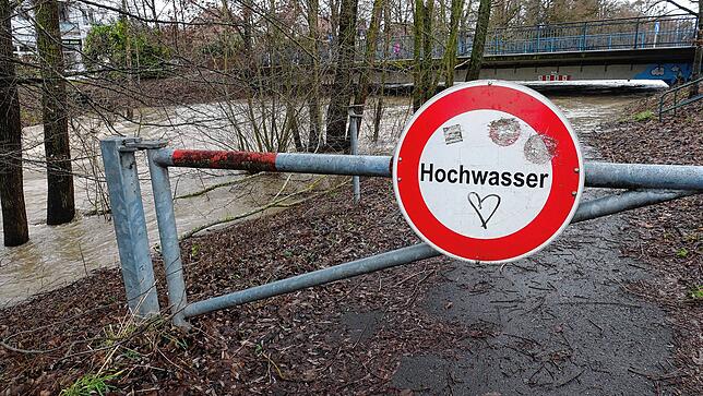 Sonst können Fußgänger die Lindauer Straße in Friedrichshafen an der Rotach entlang unterqueren. Zwischen Rotach und Brücke ist ...