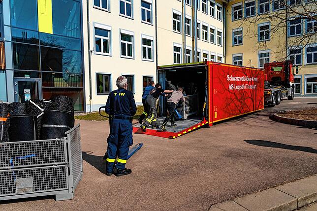 Die Helfer der Feuerwehr und des THW bringen die Einrichtungsgegenstände vom Depot in Hüfingen zur Turnhalle der ...