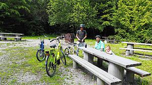 Gern legen Fahrradfahrer auch mal ein Päuschen auf dem Grillplatz Lehrrütti ein. Er wird oft von Familien genutzt und bietet viel Platz. ...
