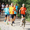 Insgesamt 14 Zweibeiner und ein Vierbeiner machten sich beim ersten Trainingslauf auf den Weg über den Berg, um die Wettkampfstrecke zum ...