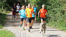 Insgesamt 14 Zweibeiner und ein Vierbeiner machten sich beim ersten Trainingslauf auf den Weg über den Berg, um die Wettkampfstrecke zum ...