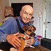 Hermann Metzger mit seinem Hund Dana im Schlafzimmer seiner Wohnung in Salem. Der Elektroofen kostet enorm viel Strom.
