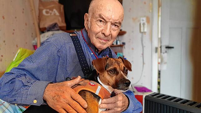 Hermann Metzger mit seinem Hund Dana im Schlafzimmer seiner Wohnung in Salem. Der Elektroofen kostet enorm viel Strom.
