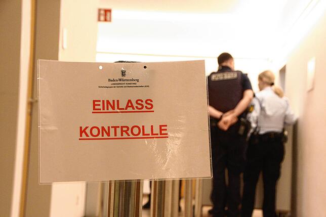 Hoche Sicherheitsvorkehrungen für die Berufungsverhandlung eines betrügerischen Hausverwalters aus dem Schwarzwald-Baar-Kreis. Besucher ...