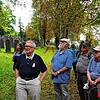 Joachim Klose (links) bei einer Führung über den jüdischen Friedhof in Gailingen. Jetzt wird er mit einer Ehrennadel geehrt.