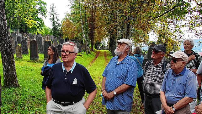 Joachim Klose (links) bei einer Führung über den jüdischen Friedhof in Gailingen. Jetzt wird er mit einer Ehrennadel geehrt.