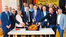 Gemeinsam wird die Neujahresbrezel angeschnitten. Vorn von links: Sven Hinterseh, Frank Bonath, Martina Braun, Thorsten Frei, Micha ...