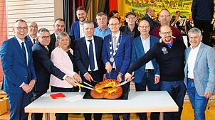 Gemeinsam wird die Neujahresbrezel angeschnitten. Vorn von links: Sven Hinterseh, Frank Bonath, Martina Braun, Thorsten Frei, Micha ...