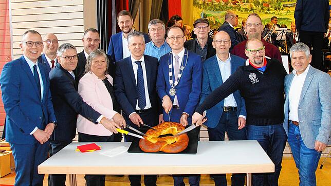 Gemeinsam wird die Neujahresbrezel angeschnitten. Vorn von links: Sven Hinterseh, Frank Bonath, Martina Braun, Thorsten Frei, Micha ...