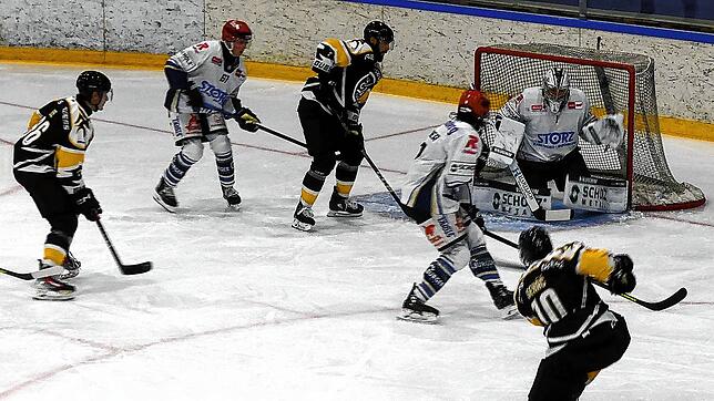 Gegen den HC Lugano (schwarze Trikots) hatten die Schwenninger Wild Wings keine Chance – und unterlagen am Ende mit 0:5.