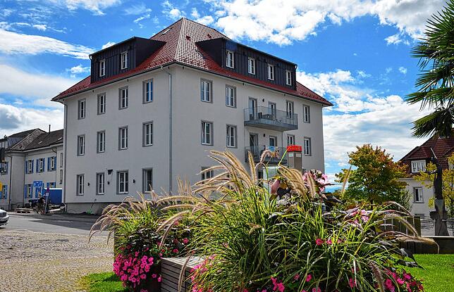 Außen ist die Sanierung bereits abgeschlossen: Der Gasthof „Adler“ am Marktplatz wurde komplett renoviert und um ein Stockwerk ...