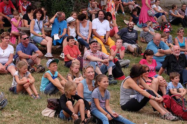 Archivbild: Beim Burgfest mit buntem Programm am Sonntag auf dem Hohentwiel wird es voll, doch es herrscht stets eine entspannte Atmosphäre.