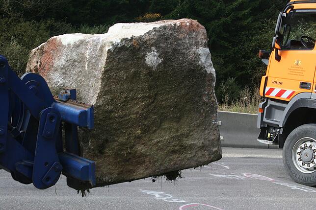 Bild 12: Bilder vom Abtransport des Felsbrockens auf der A81 nach dem Unfall nahe Trossingen
