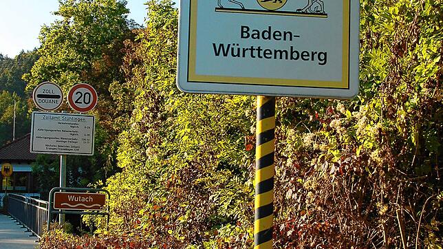 Die Grenze zwischen Stühlingen (D) und Oberwiesen (CH). Hier soll der Angeklagte mit sieben Ausländern illegal nach Deutschland ...