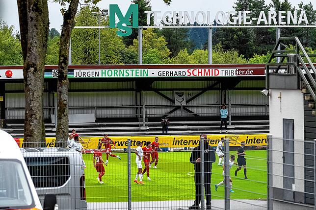 Das ist alles, was die Fußballfans von der Straße aus zu sehen bekommen, bis ihnen auch dieser kleine Genuss nach fünf Minuten durch ...