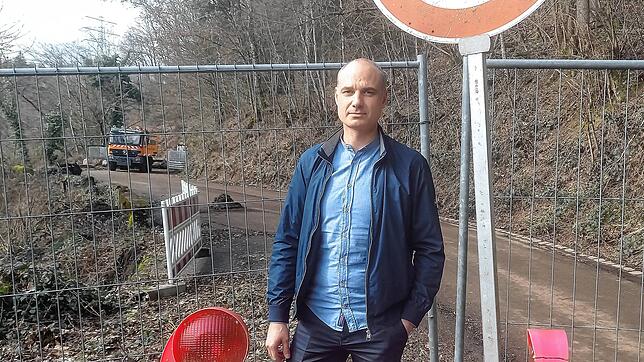 Daniel Morath vor dem Zaun, der die Albtalstraße absperrt. Der Birndorfer stellt mit seiner Firma Spezialmaschinen zur Felssicherung ...