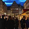 (Archivbild) Auf dem Konstanzer Weihnachtsmarkt gibt es viele Buden, wo die Besucher schlemmen können. In diesem Jahr essen sie dabei ...