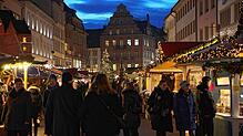 (Archivbild) Auf dem Konstanzer Weihnachtsmarkt gibt es viele Buden, wo die Besucher schlemmen können. In diesem Jahr essen sie dabei ...