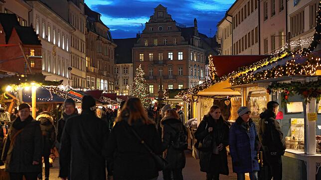 (Archivbild) Auf dem Konstanzer Weihnachtsmarkt gibt es viele Buden, wo die Besucher schlemmen können. In diesem Jahr essen sie dabei ...
